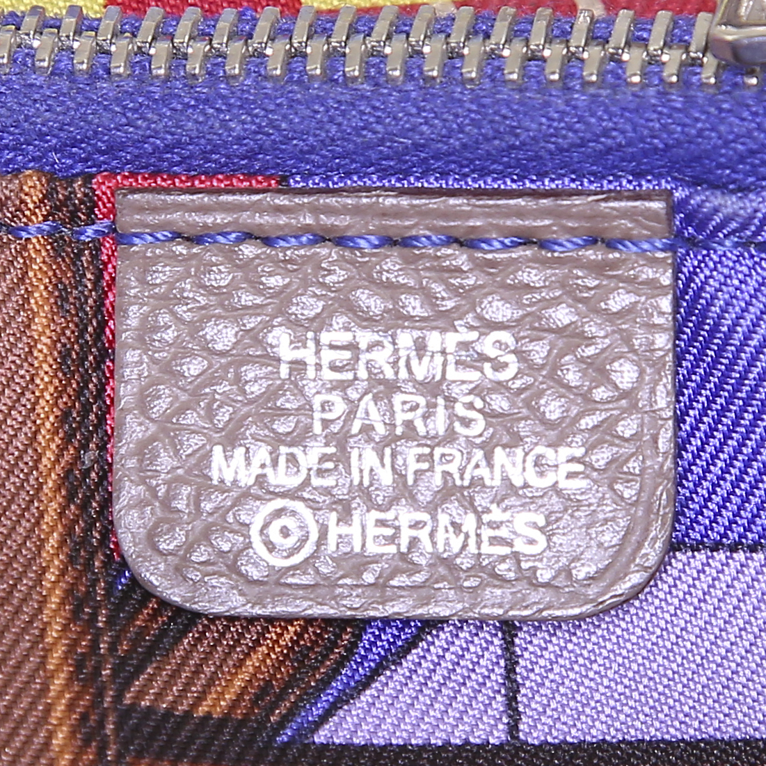 Billetera Hermes Silkin modelo pequeño en cuero epsom color topo y seda multicolor - Detail D3