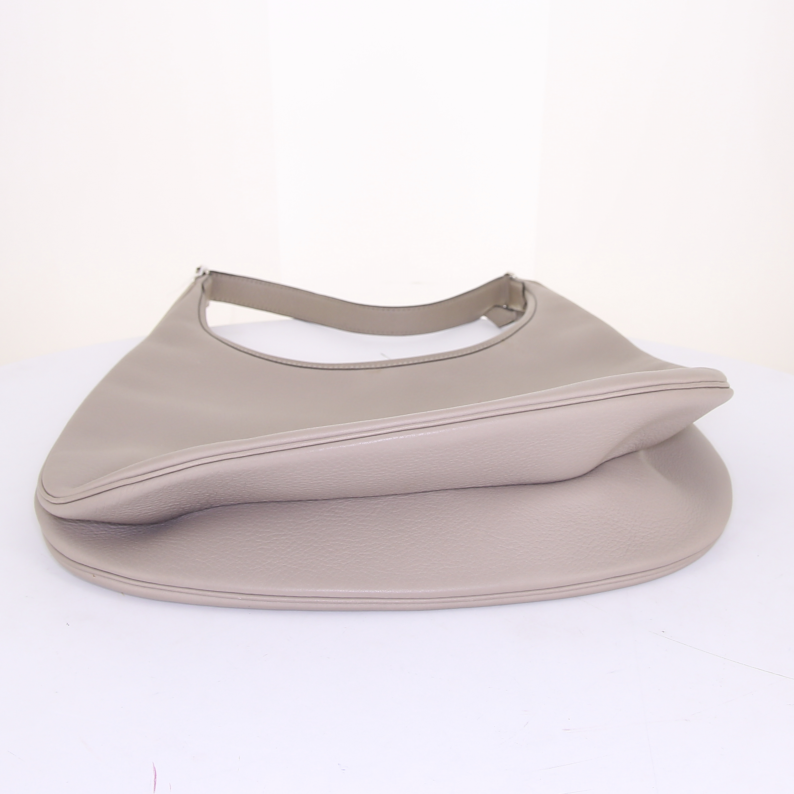 Sac à main Hermès Goya en cuir Swift taupe - Detail D4