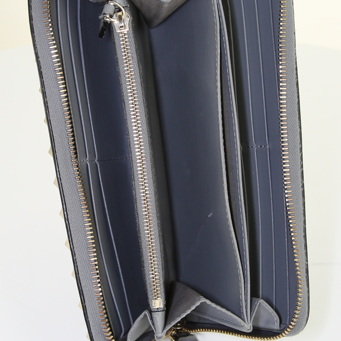 Valentino Garavani Rockstud pouch in grey leather - Detail D2