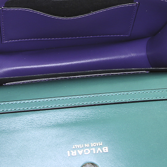 Bulgari Serpenti handbag in green leather - Detail D2