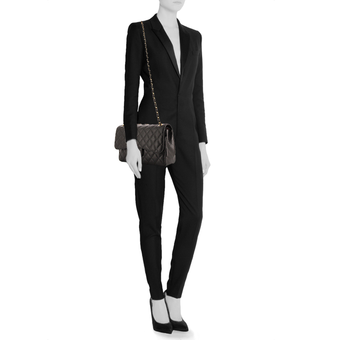 Chanel Timeless jumbo handbag in black quilted leather - Detail D2