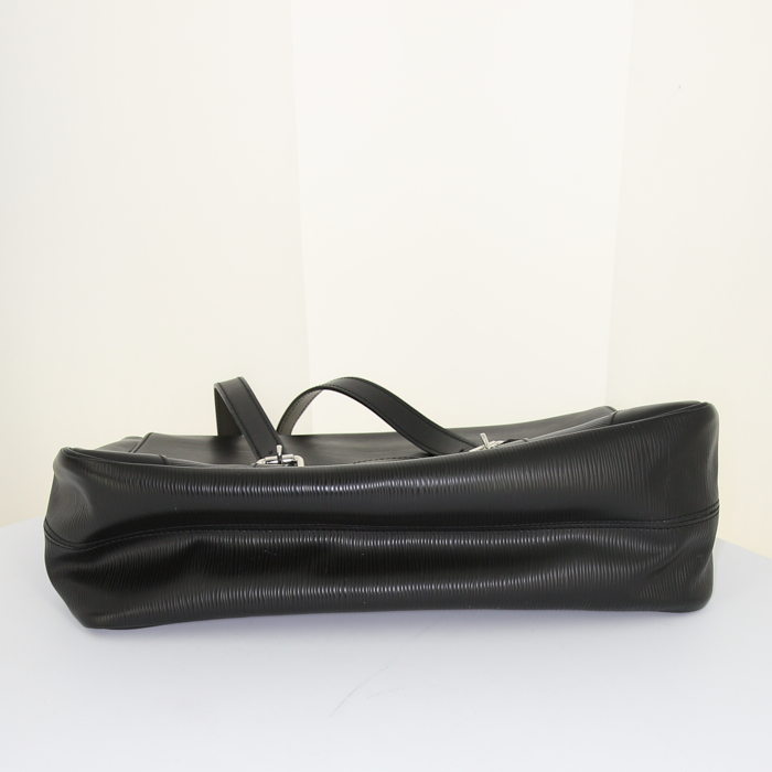Louis Vuitton Ségur bag worn on the shoulder or carried in the hand in black epi leather - Detail D4