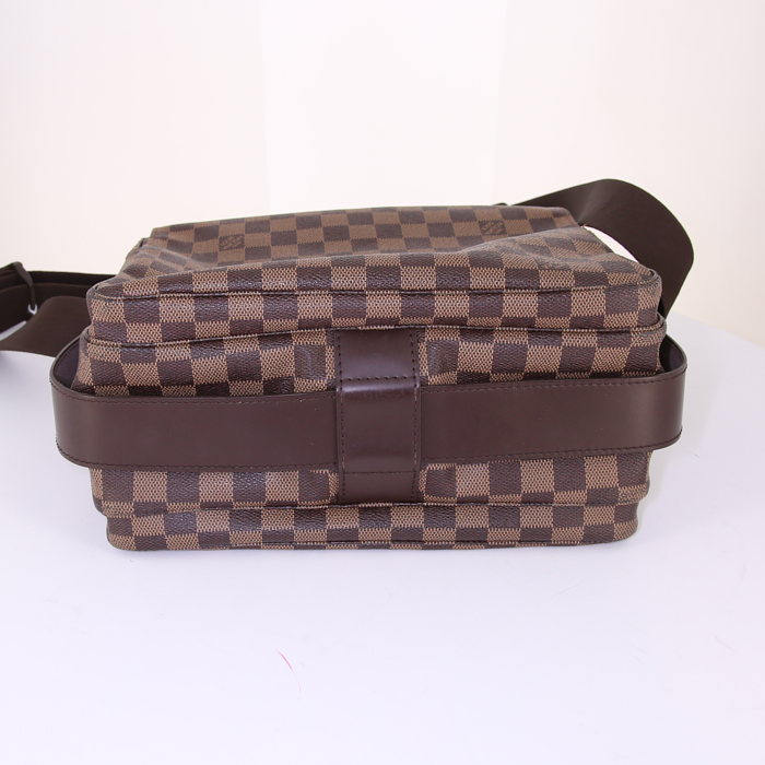 Borsa a tracolla Louis Vuitton Naviglio in tela cerata con motivo a scacchi marrone e pelle marrone - Detail D4