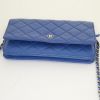 Bolso bandolera Chanel Wallet on Chain en cuero acolchado azul - Detail D4 thumbnail