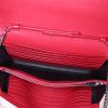 Bolso bandolera Saint Laurent Wallet on Chain en cuero rojo - Detail D2 thumbnail