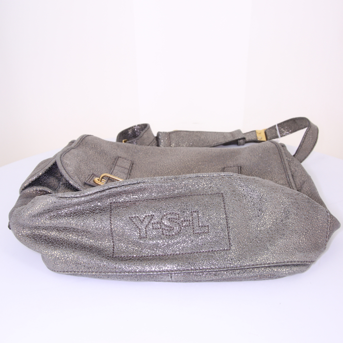 Bolso para llevar al hombro Saint Laurent Besace Messenger en cuero plateado - Detail D4