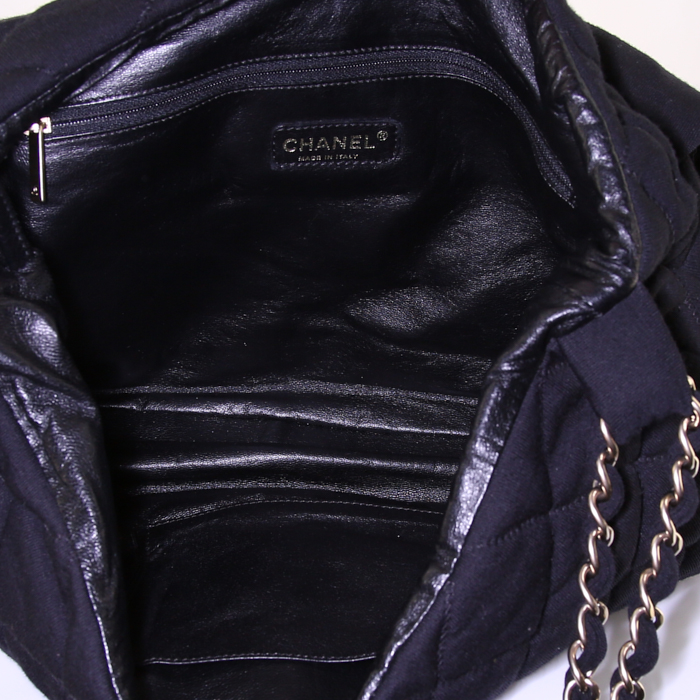 Bolso de mano Chanel On The Road en jersey acolchado negro - Detail D2
