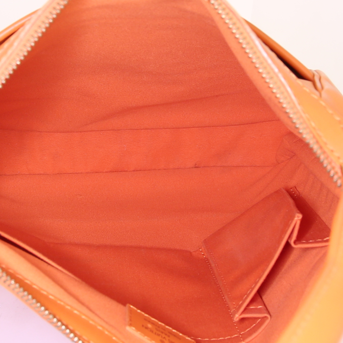 Louis Vuitton Salabha bag worn on the shoulder or carried in the hand in orange epi leather - Detail D2