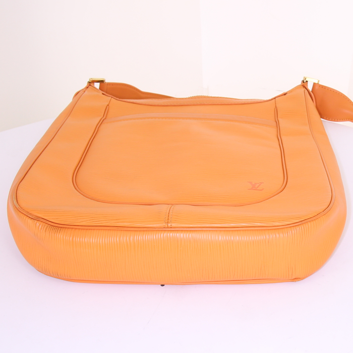 Louis Vuitton Salabha bag worn on the shoulder or carried in the hand in orange epi leather - Detail D4
