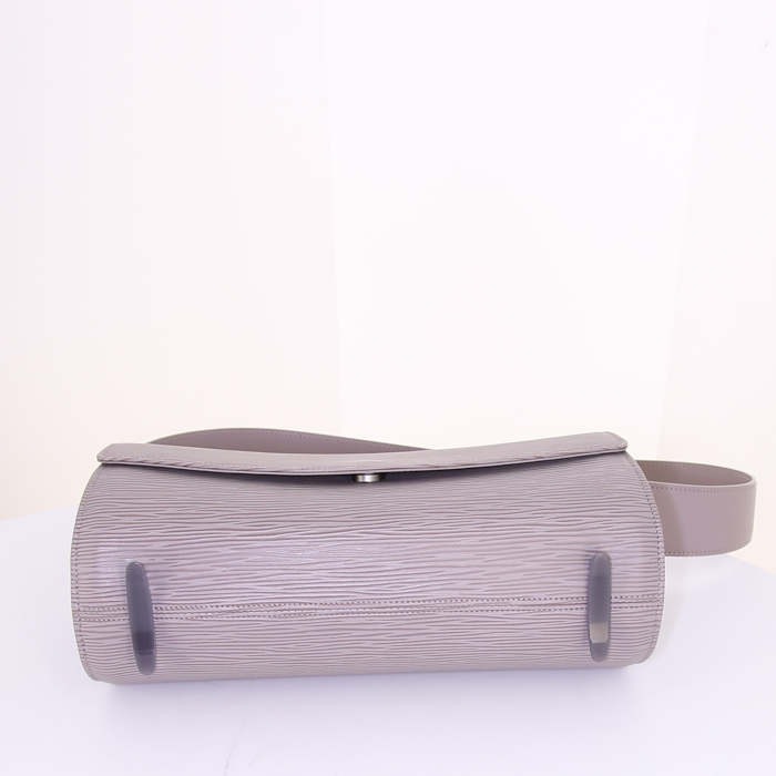 Louis Vuitton Nocturne shoulder bag in grey epi leather - Detail D4