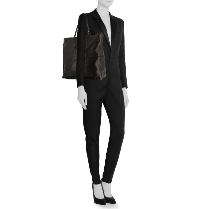 Loewe shopping bag in black leather - Detail D1