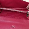 Billetera Louis Vuitton Sarah en cuero Epi color frambuesa - Detail D2 thumbnail