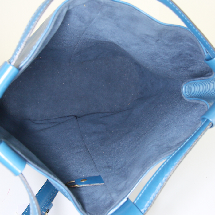Bolso para llevar al hombro Louis Vuitton Randonnée en cuero Epi azul - Detail D2