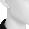 Paire de clous d'oreilles Boucheron en or blanc et diamants - Detail D1 thumbnail