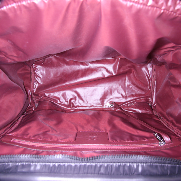 Bolsa de viaje Chanel Coco Cocoon en lona acolchada negra y cuero negro - Detail D2