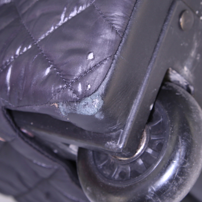 Bolsa de viaje Chanel Coco Cocoon en lona acolchada negra y cuero negro - Detail D5