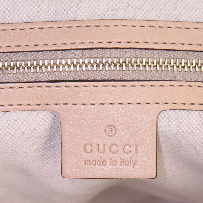 Gucci Bamboo handbag in beige leather - Detail D4