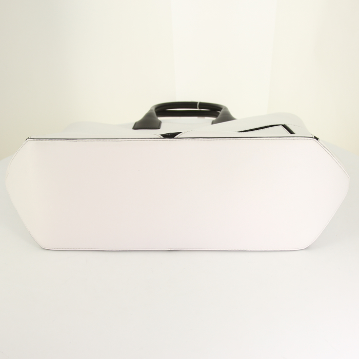 Givenchy Easy shopping bag in white and black leather - Detail D4