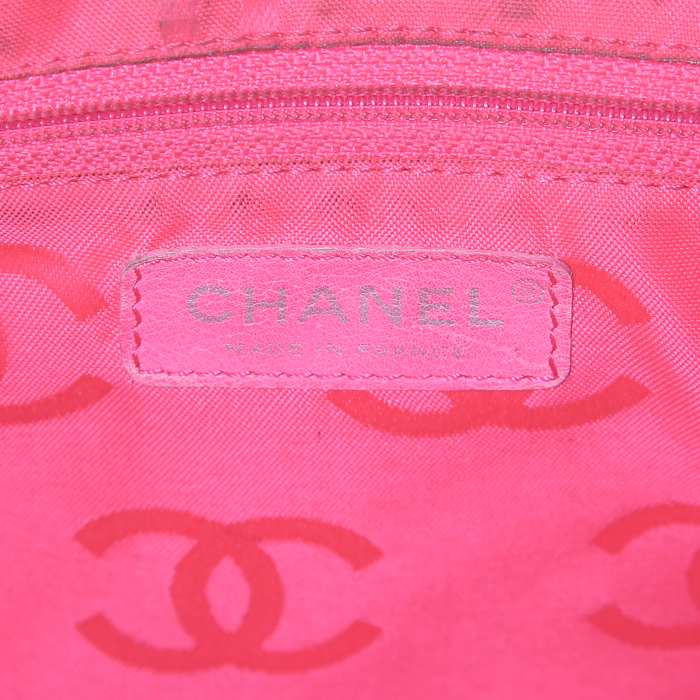 Sac cabas Chanel Cambon grand modèle en cuir matelassé noir - Detail D3