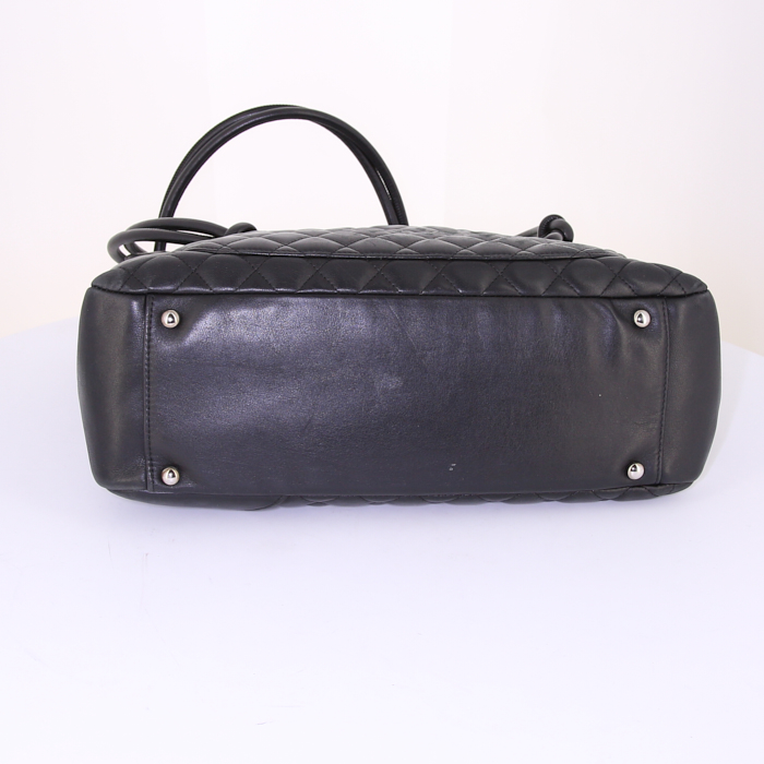 Sac cabas Chanel Cambon grand modèle en cuir matelassé noir - Detail D4