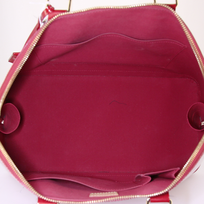 Louis Vuitton Alma weekend bag in red monogram patent leather - Detail D2