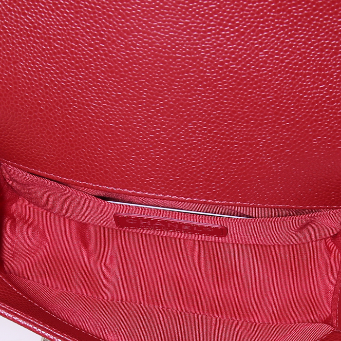Borsa a tracolla Chanel Boy modello piccolo in pelle martellata e trapuntata rossa - Detail D3