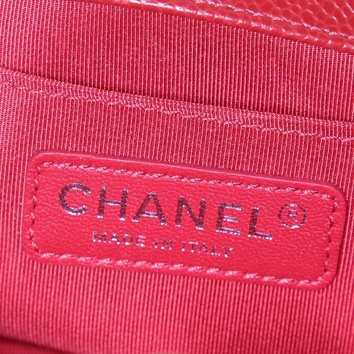 Borsa a tracolla Chanel Boy modello piccolo in pelle martellata e trapuntata rossa - Detail D4