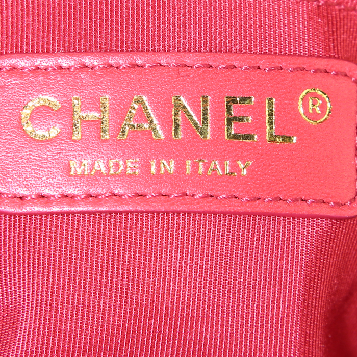 Chanel Boy small model shoulder bag in red quilted grained leather - Detail D4