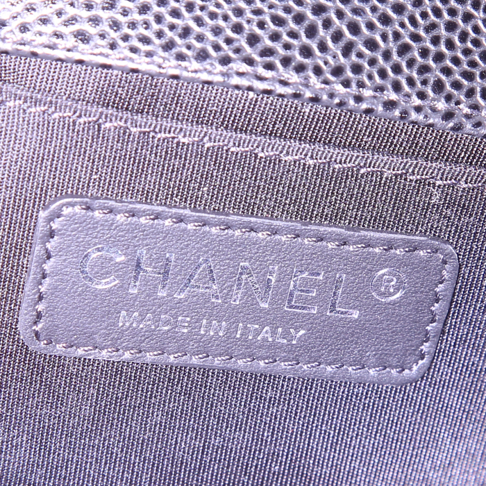 Sac bandoulière Chanel Mini Boy petit modèle en cuir grainé matelassé noir - Detail D4