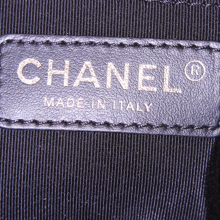 Sac bandoulière Chanel Mini Boy petit modèle en cuir grainé matelassé noir - Detail D4