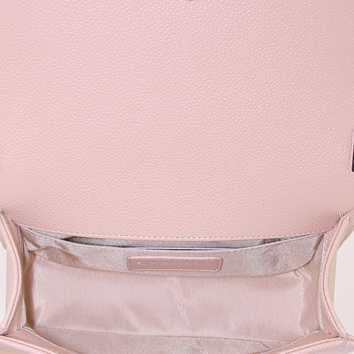 Sac bandoulière Chanel Mini Boy petit modèle en cuir grainé matelassé beige - Detail D3
