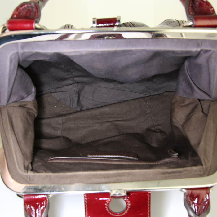 Bolso para llevar al hombro o en la mano Alexander McQueen en charol color burdeos - Detail D2