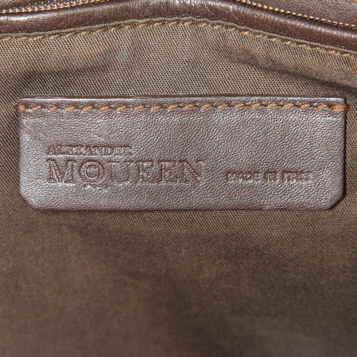 Bolso para llevar al hombro o en la mano Alexander McQueen en charol color burdeos - Detail D3