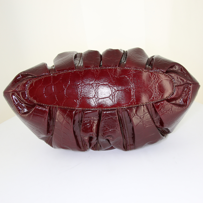 Alexander McQueen bag worn on the shoulder or carried in the hand in burgundy patent leather - Detail D4