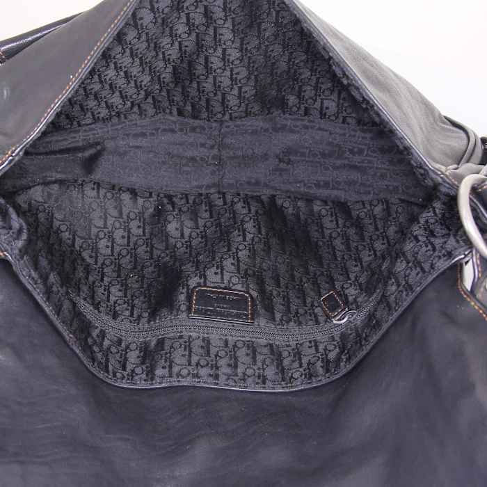 Dior Gaucho bag worn on the shoulder or carried in the hand in brown leather and brown piping - Detail D2