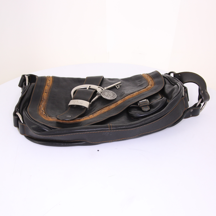 Dior Gaucho bag worn on the shoulder or carried in the hand in brown leather and brown piping - Detail D4