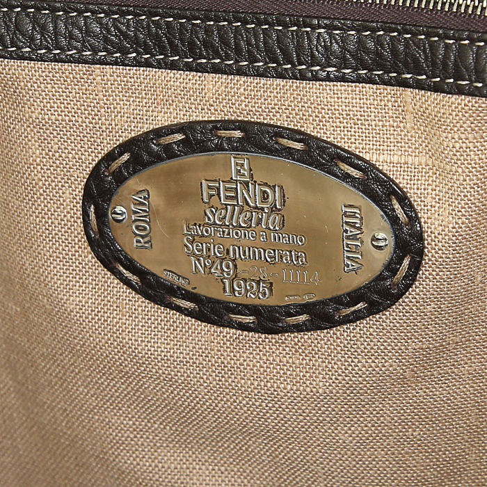 Sac à main Fendi Selleria en cuir grainé marron - Detail D3