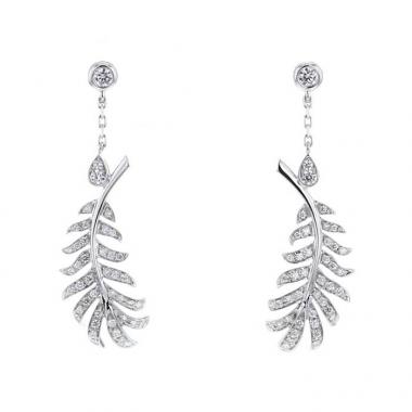 Paire de pendants d'oreilles Chanel Plume de Chanel en or blanc et diamants