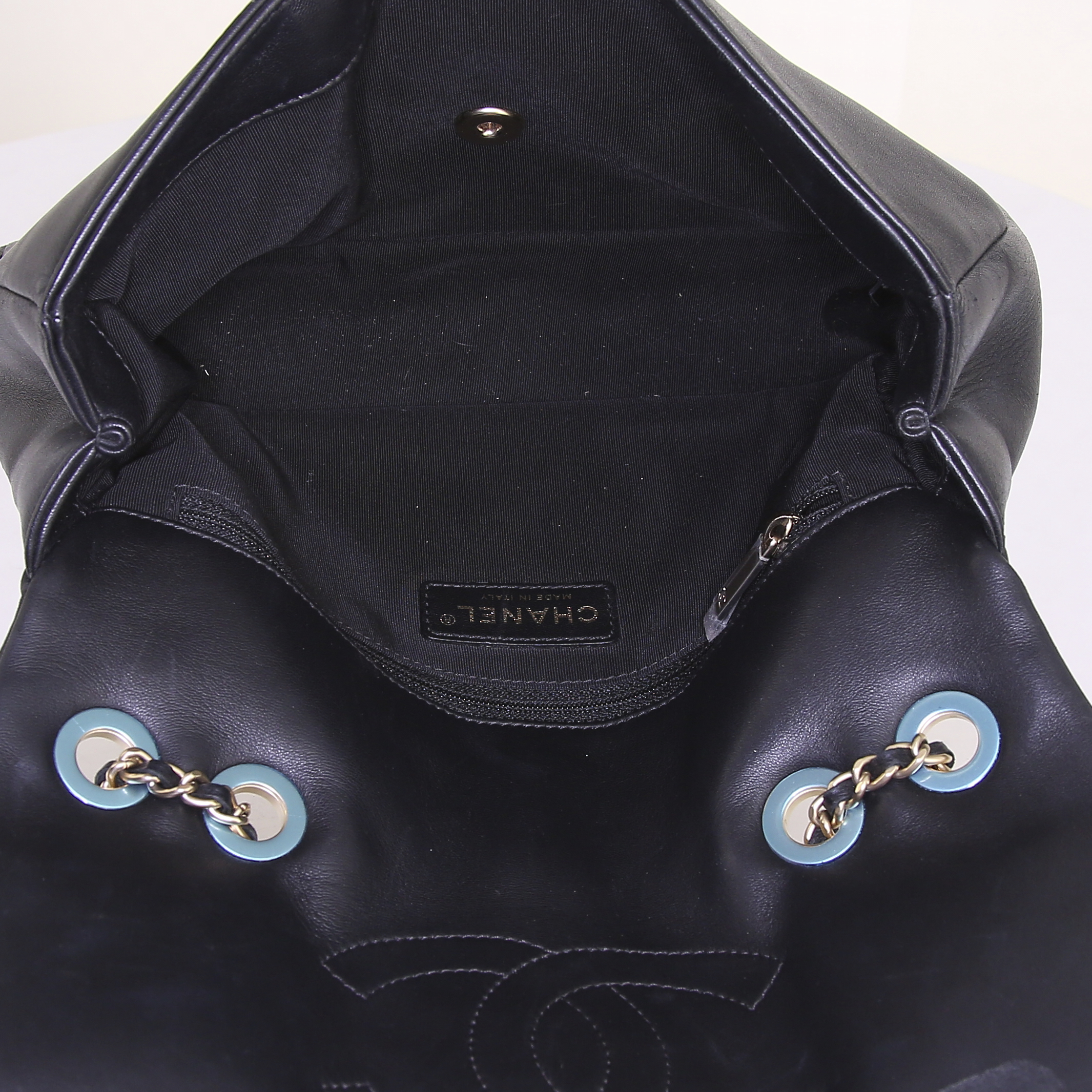 Sac à main Chanel Timeless en cuir matelassé beige et noir - Detail D3