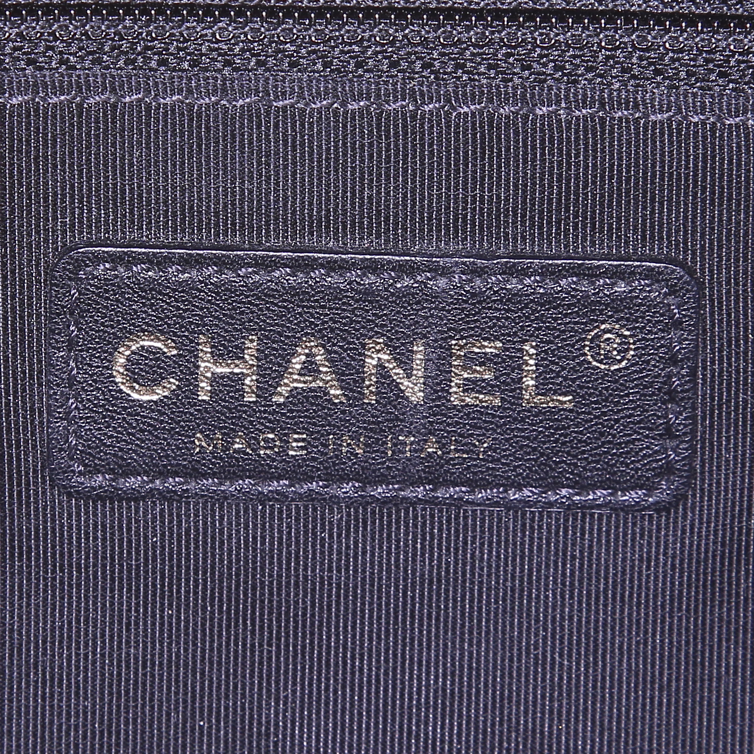 Bolso de mano Chanel Timeless en cuero acolchado beige y negro - Detail D4