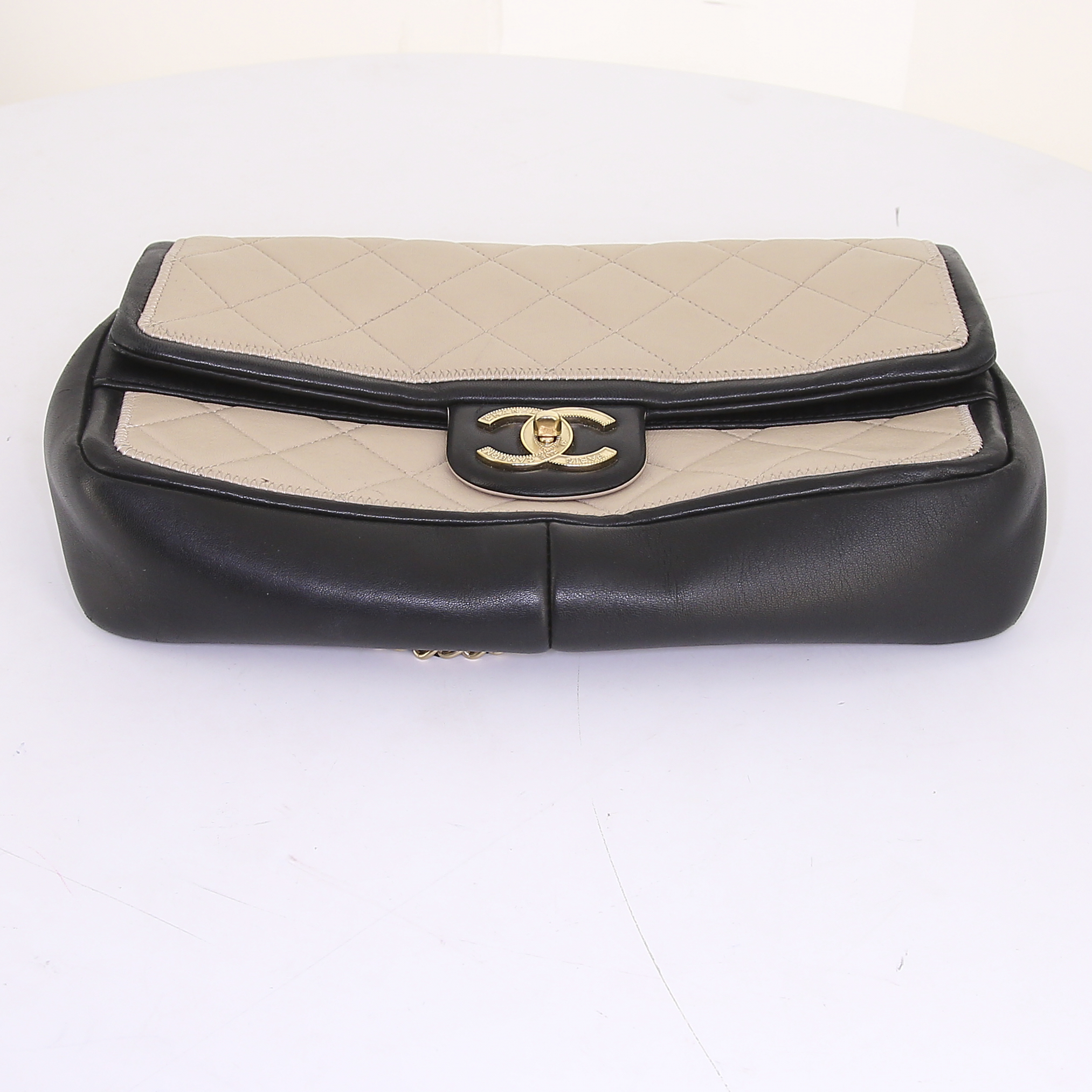 Sac à main Chanel Timeless en cuir matelassé beige et noir - Detail D5