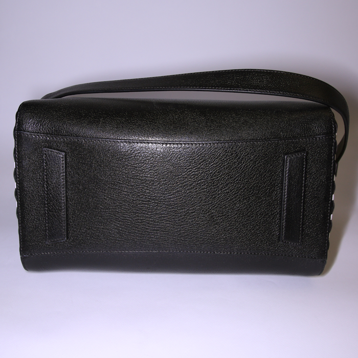 Givenchy Antigona medium model bag worn on the shoulder or carried in the hand in black and white grained leather - Detail D5
