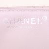 Bolso de mano Chanel Baguette en cuero granulado acolchado color crema - Detail D3 thumbnail