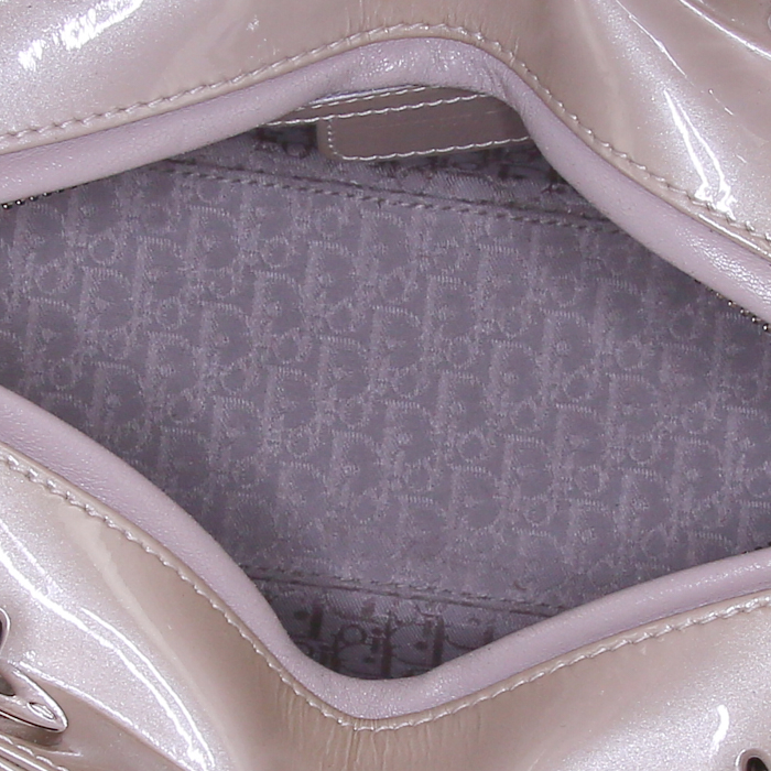 Bolso de mano Dior Lady Dior modelo mediano en charol beige - Detail D3