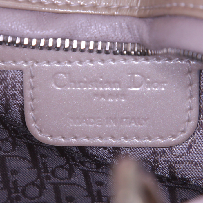 Sac à main Dior Lady Dior moyen modèle en cuir vernis beige - Detail D4