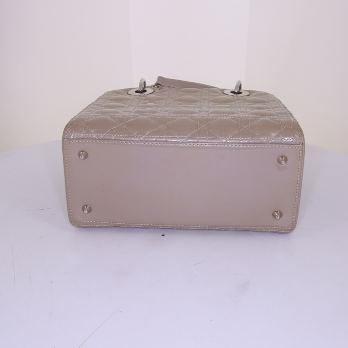 Sac à main Dior Lady Dior moyen modèle en cuir vernis beige - Detail D5