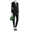 Bolso para llevar al hombro o en la mano Givenchy Antigona modelo pequeño en cuero esmaltado verde - Detail D1 thumbnail