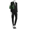 Bolso para llevar al hombro o en la mano Givenchy Antigona modelo pequeño en cuero esmaltado verde - Detail D2 thumbnail