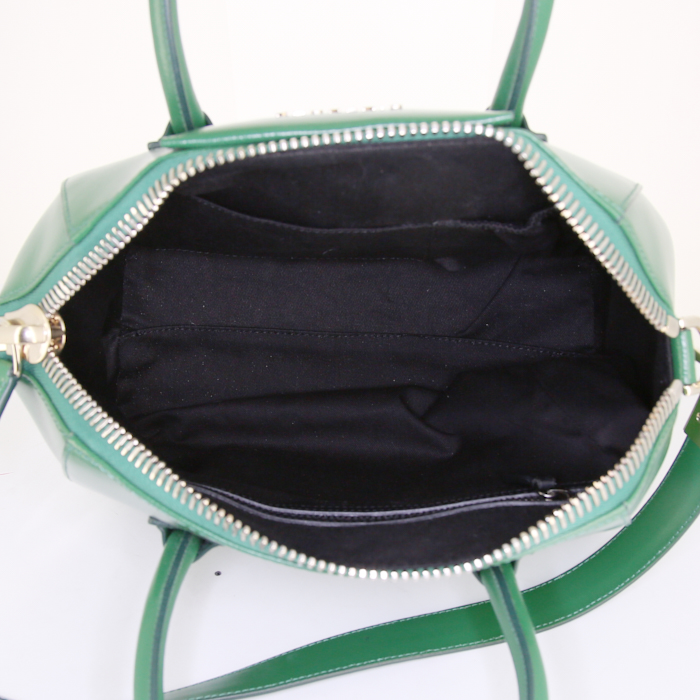 Sac porté épaule ou main Givenchy Antigona petit modèle en cuir glacé vert - Detail D3