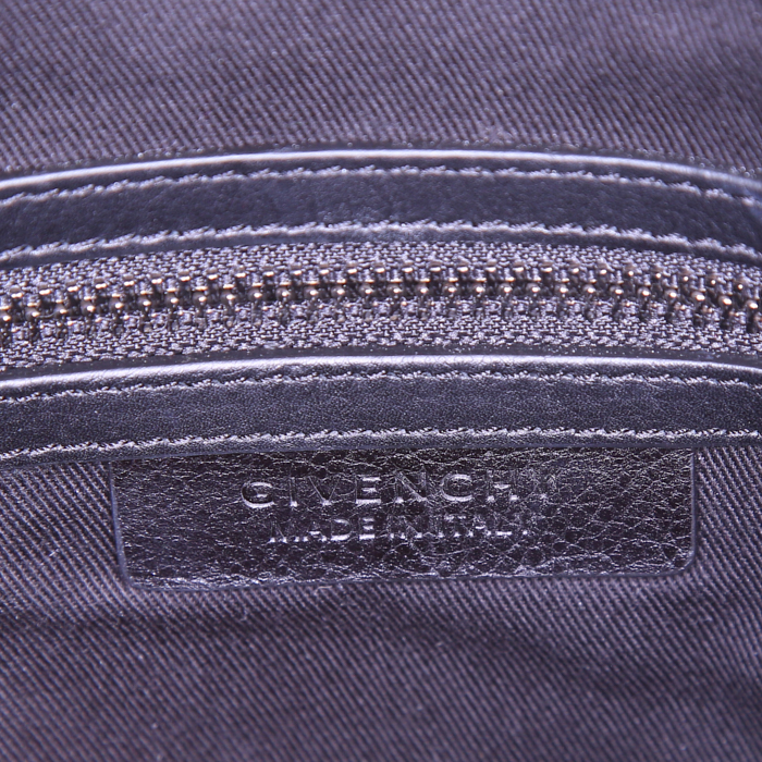 Givenchy Antigona small model bag worn on the shoulder or carried in the hand in green - Detail D4